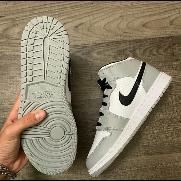 Jordan 1 mid smoke grey ds size 7 - Picture 6 of 14